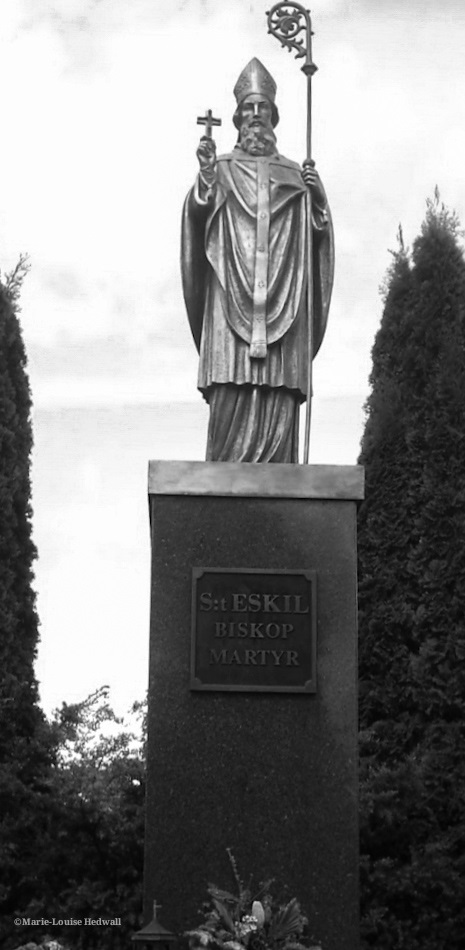 Sankt Eskil
Biskop, martyr
Född 15 augusti 1195
Död omkring 1080
Vördas inom
Romersk-katolska kyrkan
Helgondag
12 juni
Attribut
Biskopsskrud; tre stenar
Skyddshelgon för
Södermanland; Strängnäs stift

Sankt Eskil är ett svenskt helgon och, tillsammans med Botvid, ett av Södermanlands skyddshelgon. Han är även Närkes apostel.
Eskil som tros ha avlidit omkring år 1080, omtalas som helgon första gången på 1120-talet i munken Ailnots legend om Knut den helige. Där sägs att Eskillinus, en biskop av förnäm engelsk härkomst, skall ha dödats av barbarer som var Suethi et Gothi – alltså svear och göter. Den 11 juni förekommer som festdag för Sankt Eskil i svenska kalendarier första gången omkring 1200. I andra stift än Strängnäs stift sköts helgondagen senare fram till 12 juni. Eskils skrinläggningsdag den 6 oktober omtalas första gången i slutet av 1200-talet.

Ett påvebrev från 1231 omtalar även en kyrka som skall ha uppförts åt Eskil i Tuna före 1185.

Biografi	

De huvudsakliga biografiska upplysningarna om Eskil är däremot betydligt senare, och förekommer första gången i ett Eskils officium från omkring år 1300, som antas ha författats av biskop Brynolf Algotsson. Att Brynolf Algotsson skulle ha författat Eskilsofficiet och andra officier som tillskrivits honom har ifrågasatts av senare forskning. Officiet förekommer i form av en handskrift från slutet av 1300-talet, ett yngre breviarium från Strängnäs samt några legendfragment i en handskrift på Kungliga biblioteket från 1300-talet. Enligt officiet var Eskil en engelsk munk som under sin kristna mission stenades till döds på uppdrag av den hedniske kung Blot-Sven. Eskil är det ena av Södermanlands två skyddshelgon. Den andra är Sankt Botvid som slog sig ned i Botkyrka socken. S:t Eskil är även Närkes apostel.

Enligt biskop Brynolfs officium hade Eskil i sällskap med Sankt Sigfrid lämnat England i slutet på 1000-talet för att missionera i Sverige, där den kristne kung Inge den äldre regerade, och med kungens och andras samtycke valdes han till 